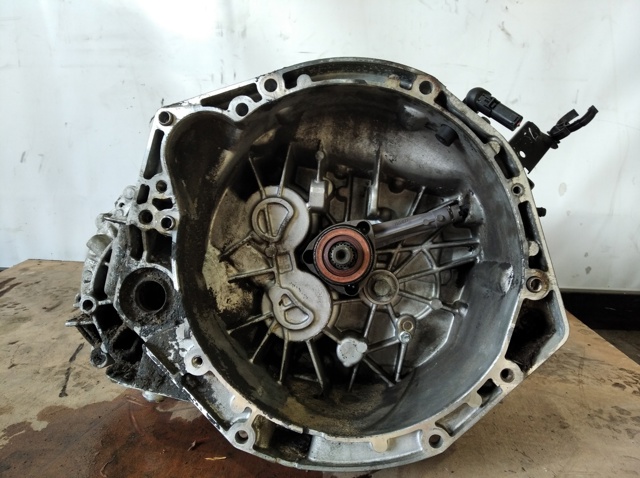 Mechaniczna skrzynia biegów w komplecie PK1AA061 RENAULT