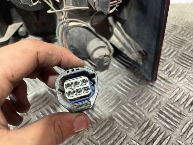 Lampa zespolona tylna lewa XFB000672 LAND ROVER