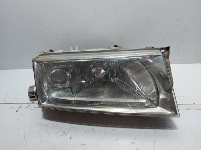 Reflektor prawy YU3X13005 VAG