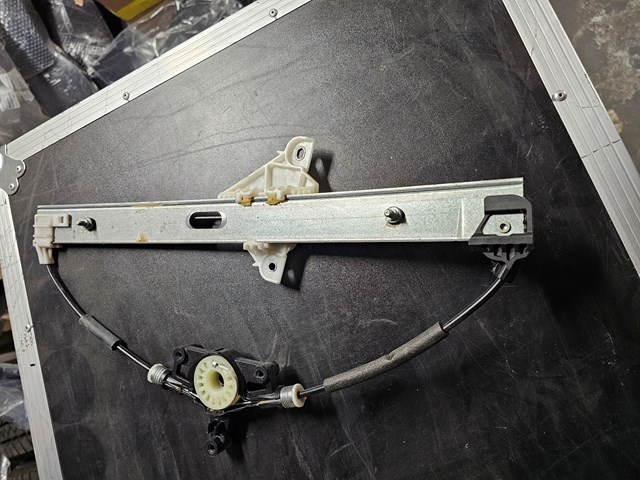 Mechanizm podnoszenia szyby drzwi tylnych lewych KB7W73590 Mazda
