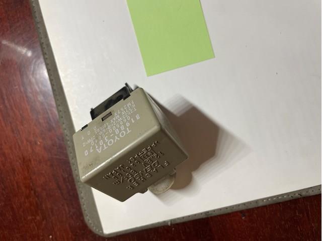 Przekaźnik kierunkowskazów Toyota 8198030170