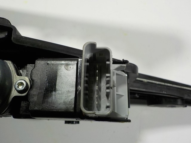 Mechanizm podnoszenia szyby drzwi przednich prawych Opel 9828130680