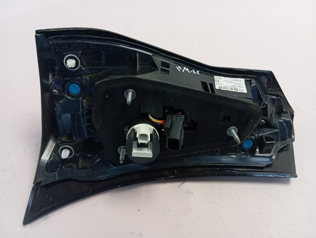 815900DB70 Toyota Lampa zespolona tylna lewa wewnętrzna