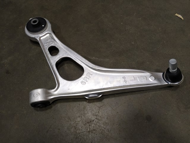 4013A584 Mitsubishi Wahacz zawieszenia przedniego dolny prawy
