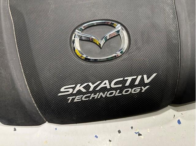 Pokrywa silnika dekoracyjna PE11102F0 Mazda