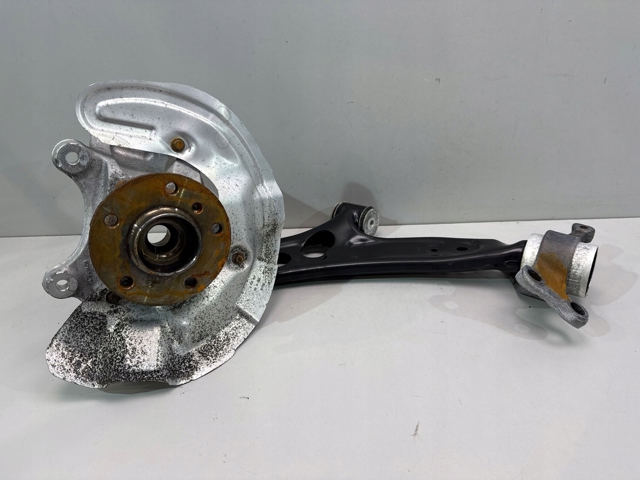 Czop (zwrotnica) przedni lewy 6876645 BMW