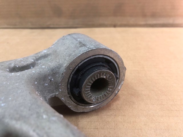 Wahacz zawieszenia przedniego dolny prawy Peugeot/Citroen 9815014380