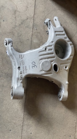 Wahacz zawieszenia tylnego dolny lewy LR098944 Land Rover