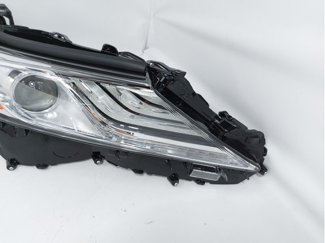 Reflektor prawy Toyota 8111006D70 cena, od 379,10 USD