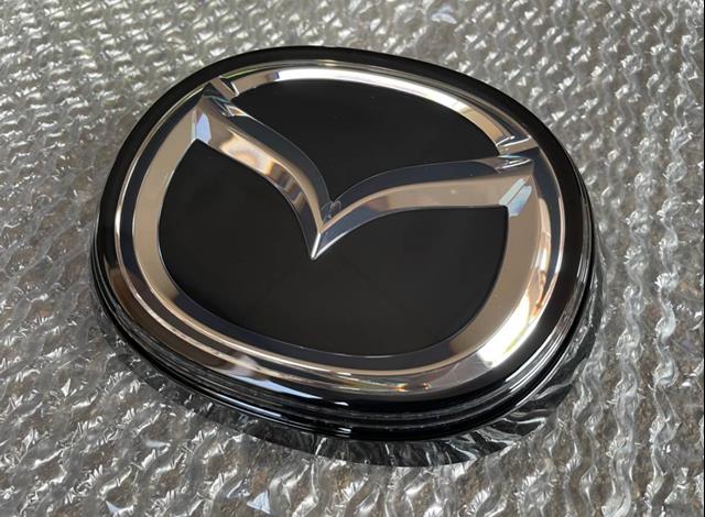 Do koszyka BCKB51730A Mazda Emblemat na atrapę chłodnicy