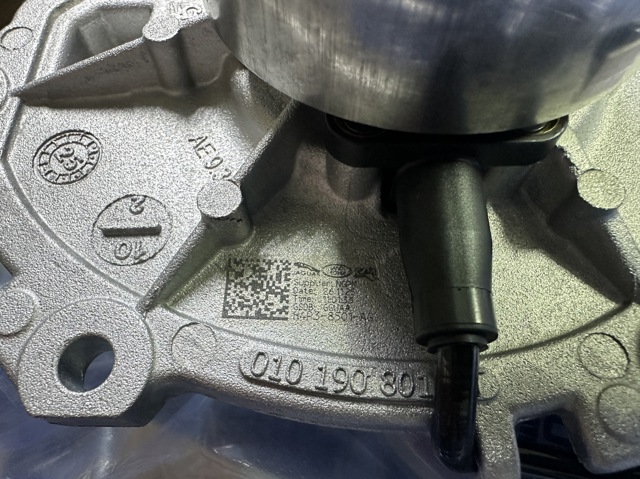 Pompa chłodząca wodna Land Rover 122123458