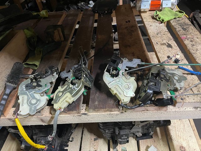  Zamek drzwi przednich lewych KIA Sorento 1