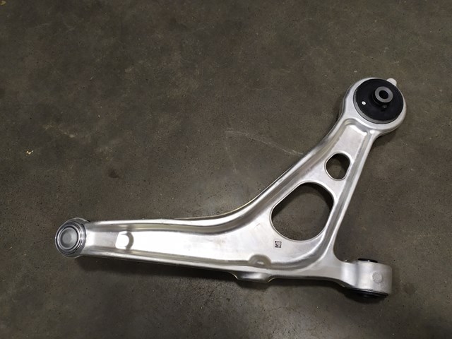 Wahacz zawieszenia przedniego dolny prawy 4013A584 Mitsubishi