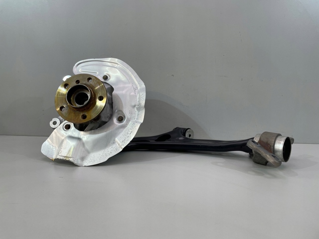 6876645 BMW Czop (zwrotnica) przedni lewy