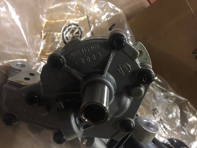 Do koszyka 06E115105BA VAG Pompa oleju