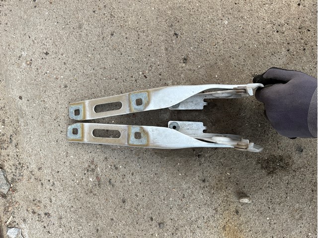 Zawias maski prawy Peugeot/Citroen 9816484780 cena, od 83,43 USD