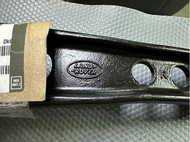 LR078477 Land Rover Wahacz zawieszenia przedniego dolny prawy