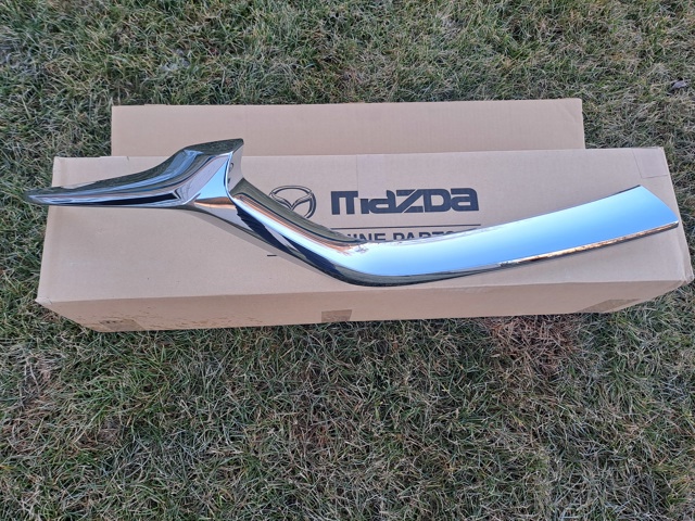 Listwa ochronna atrapy chłodnicy prawa Mazda KB8A507J1B cena, od 43,74 USD