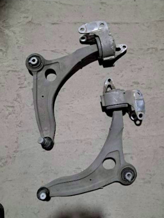 LR133588 Land Rover Wahacz zawieszenia przedniego dolny lewy