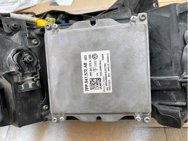 Reflektor lewy VAG 4M0941033B cena, od 1270,56 USD