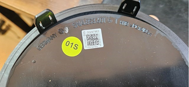 Do koszyka 5NA853601KDPJ VAG Emblemat na atrapę chłodnicy