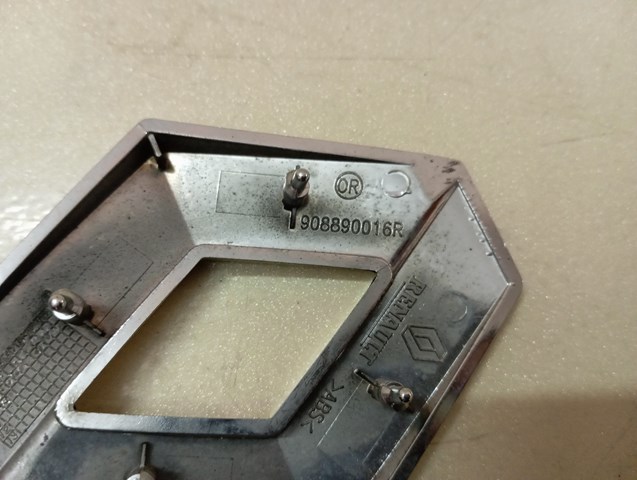 Do koszyka Emblemat na klapę bagaznika (znaczek firmowy) Renault Megane III BZ0, BZ1, B3