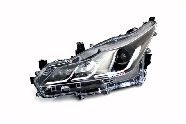 Do koszyka 8117002T30 Toyota Reflektor lewy