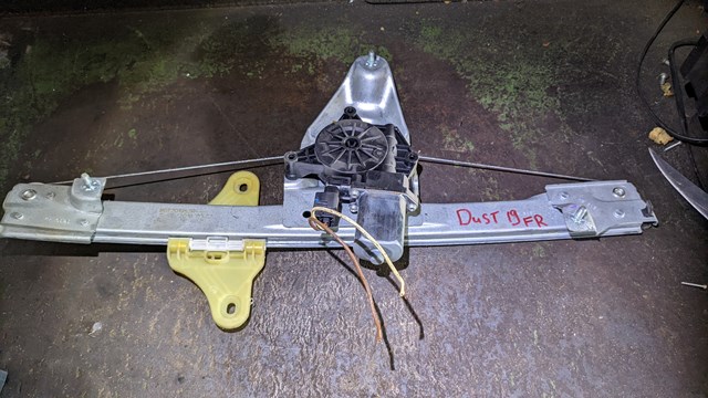 Do koszyka Mechanizm podnoszenia szyby drzwi przednich prawych Dacia Duster  HM