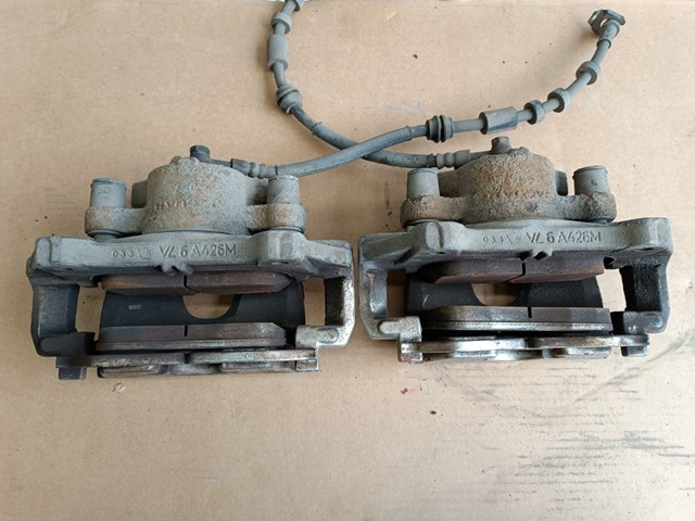 Zacisk hamulcowy przedni prawy LR061369 Land Rover