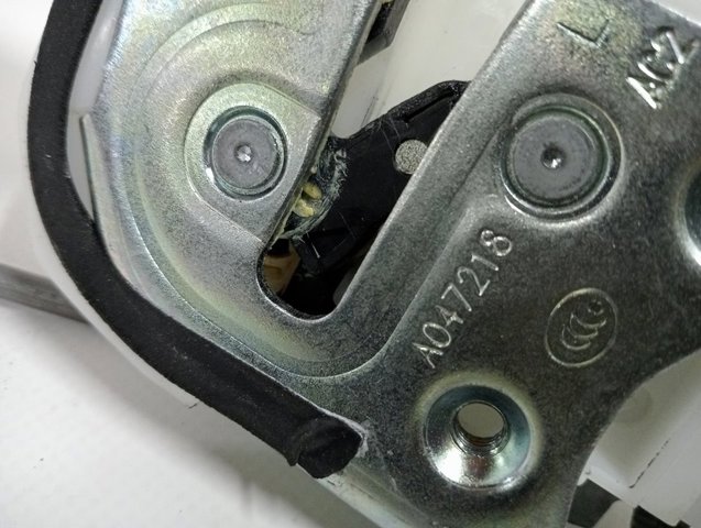 Zamek drzwi przednich prawych A047218 Peugeot/Citroen