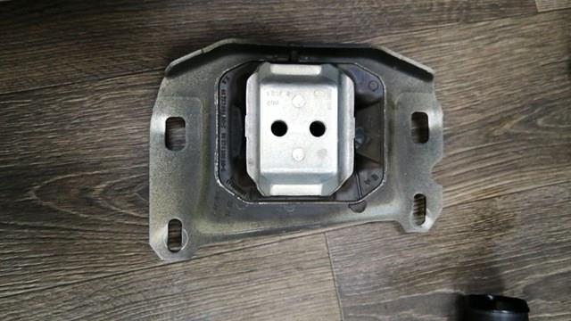 Poduszka (podpora) silnika lewa górna Peugeot/Citroen 9813699680