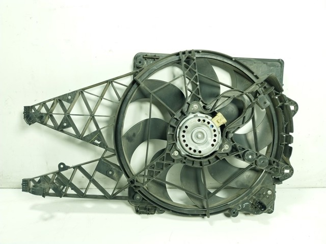 Do koszyka 51821155 Fiat/Alfa/Lancia Dyfuzor chłodnicy, w komplecie z silnikiem i wirnikiem