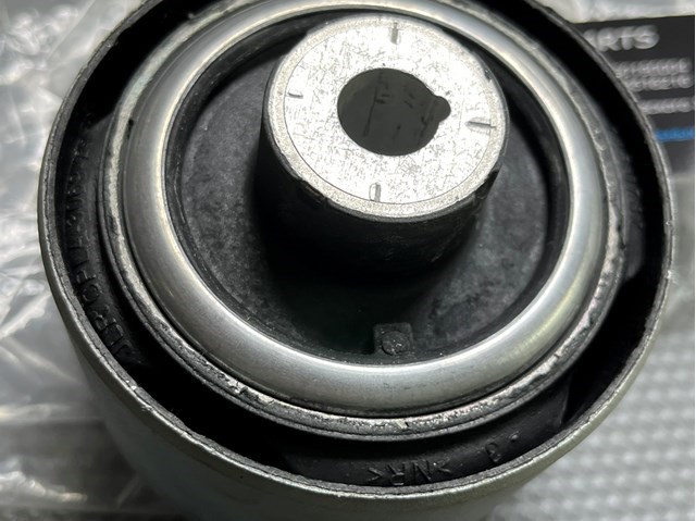 Do koszyka LR148836 Land Rover Silentblock przedniego wahacza dolnego
