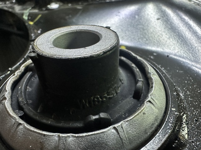 Do koszyka LR126118 Land Rover Wahacz zawieszenia przedniego dolny prawy