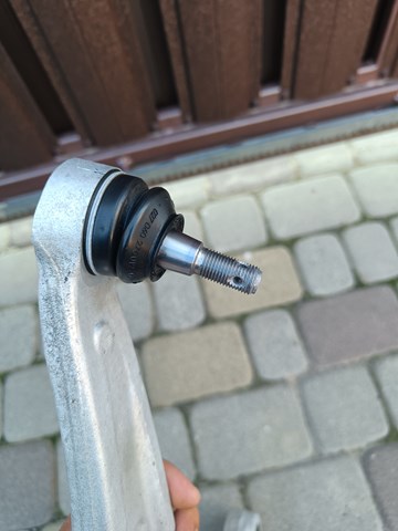 Wahacz zawieszenia przedniego dolny prawy 54501AT000 Hyundai/Kia
