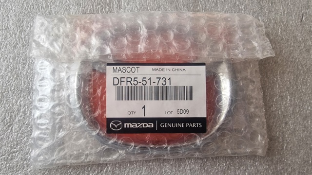  Emblemat na klapę bagaznika (znaczek firmowy) Mazda CX-30 