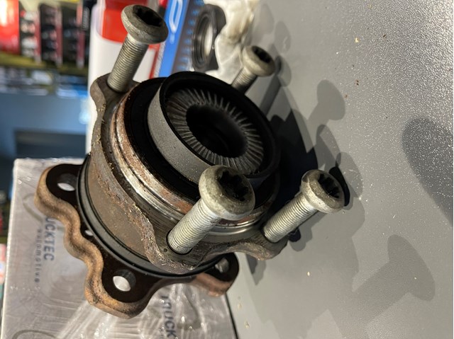 Piasta tylna 33406893687 BMW