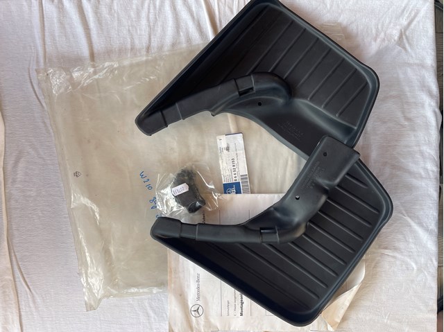 B66528153 Mercedes Chlapacze tylne, komplet