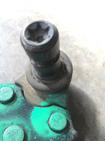 Wahacz zawieszenia przedniego dolny prawy LR060046 Land Rover