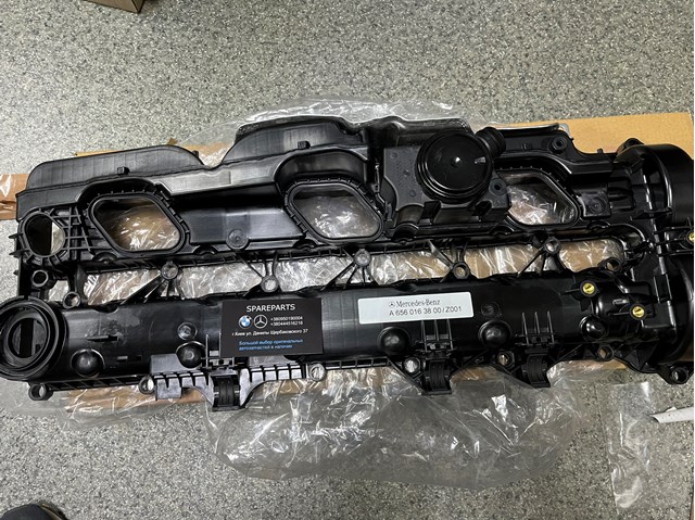 Pokrywa zaworowa A6560163800 Mercedes