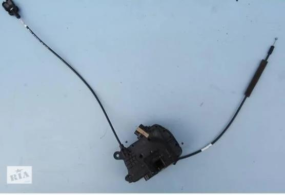 Zamek drzwi przednich prawych 93457081 Opel