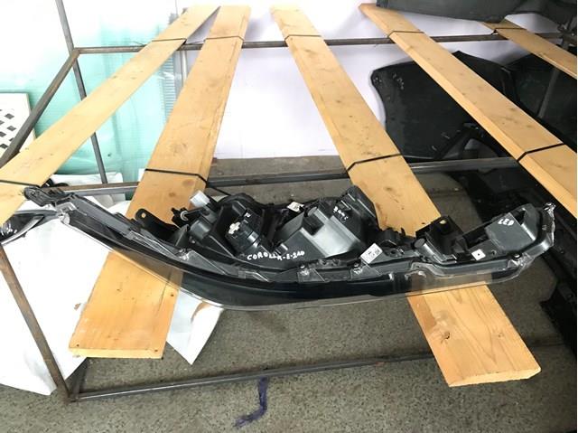 Reflektor prawy Toyota 8111002S60