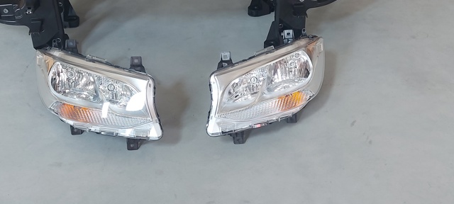 Reflektor lewy Mercedes A9109060000 cena, od 244,11 USD