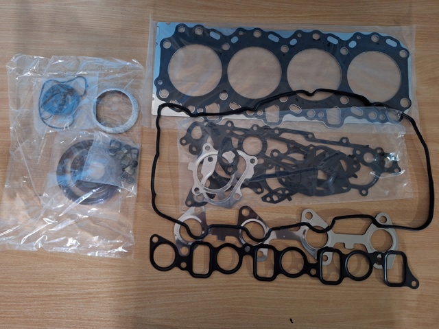 Zestaw uszczelek silnika pełny Toyota 0411130654 cena, od 226,09 USD