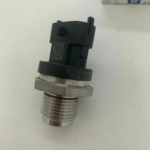 Regulator ciśnienia paliwa w listwie paliwowej General Motors 55564170 cena, od 48,84 USD