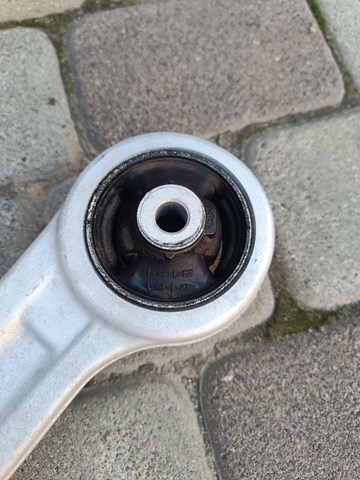 Wahacz zawieszenia przedniego dolny prawy 54501AT000 Hyundai/Kia