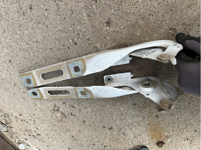 Zawias maski prawy 9816484780 Peugeot/Citroen