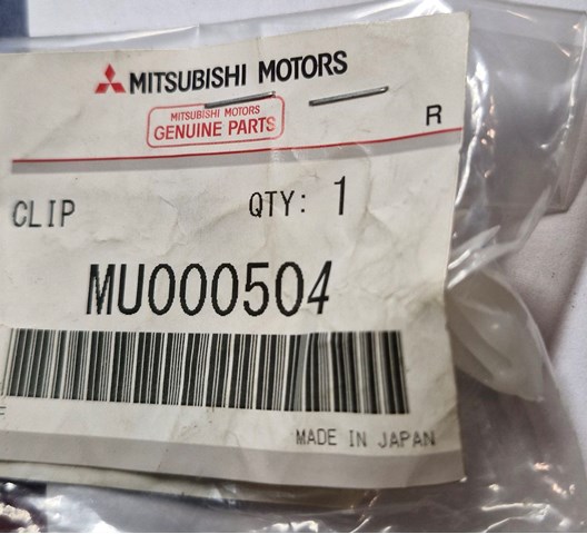 MU000504 Mitsubishi spinka mocowania okładzin drzwi