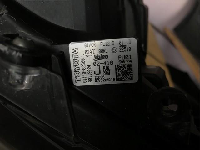 8111002S60 Toyota Reflektor prawy