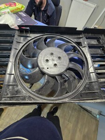 Do koszyka 9826929880 Peugeot/Citroen Dyfuzor chłodnicy, w komplecie z silnikiem i wirnikiem